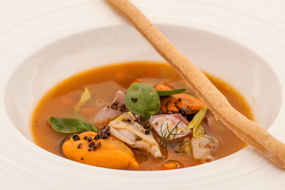 Brodo di triglia, verdure, Nieddittas e arselle.