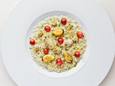 Riso con Nieddittas, vongole veraci e cuore, ciliegie.