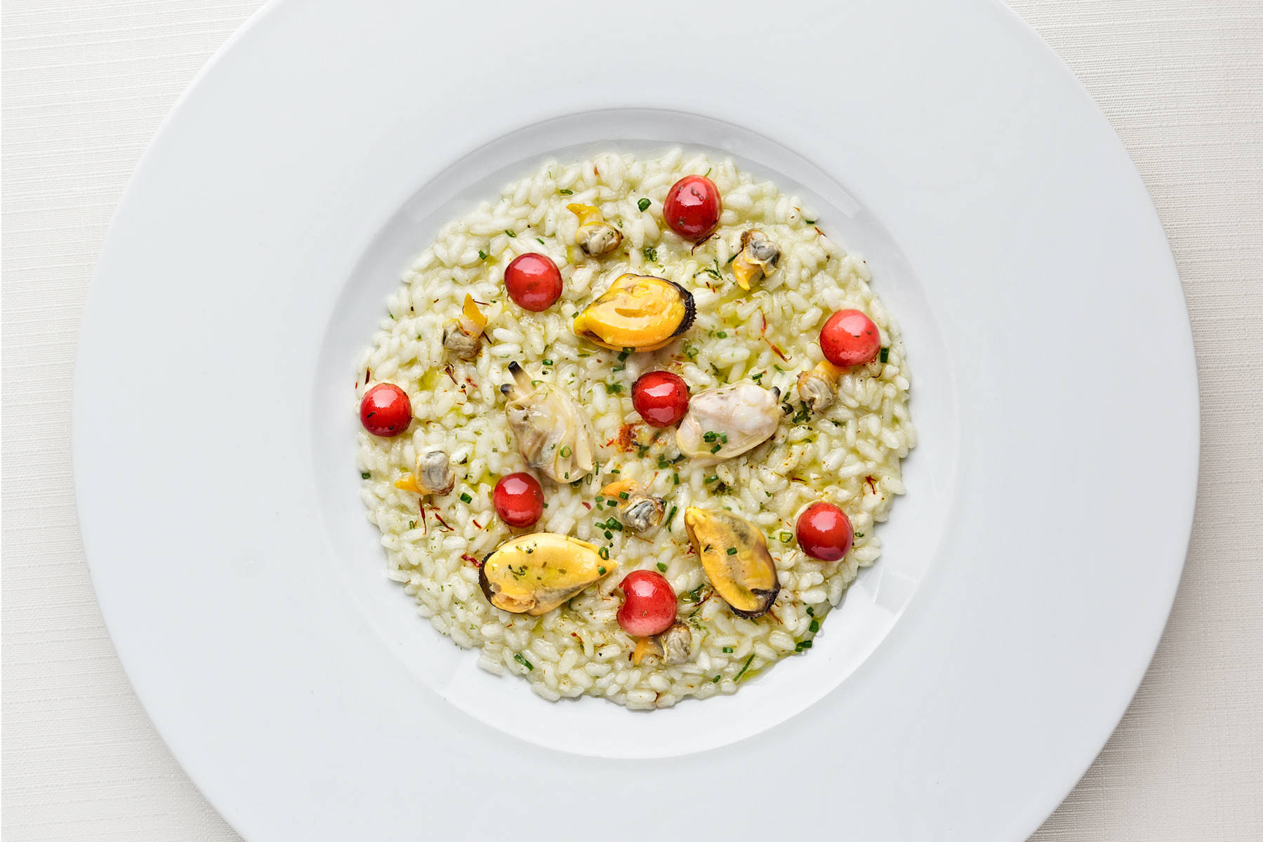 Riso con Nieddittas, vongole veraci e cuore, ciliegie.