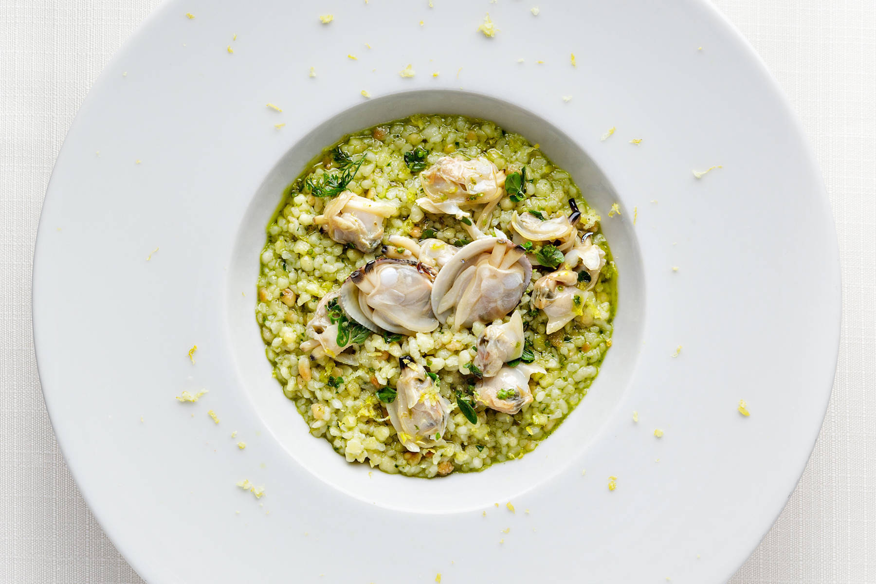 Risotto di fregolina con pesto di erbe e vongole Nieddittas.