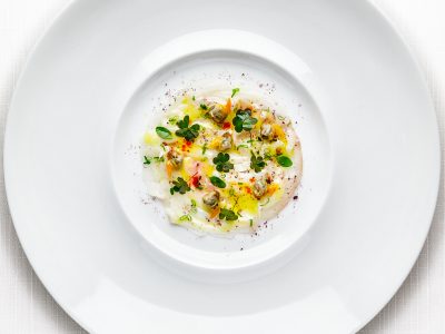 Carpaccio di dentice, vongole cuore Nieddittas e aromi orientali.