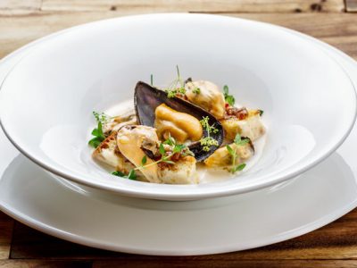 Cozze al vapore, pane bruschettato all’aglio, olio al peperoncino.