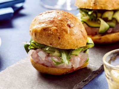 Fishburger con tartare di orata e maionese alla bottarga.