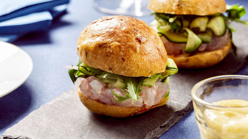 Fishburger con tartare di orata e maionese alla bottarga