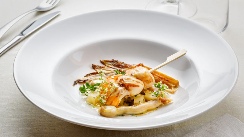 Vernaccia-steamed razor clam