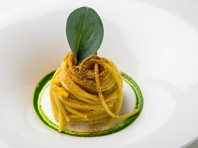 Chef Roy Caceres. Spaghetti, polvere di cozze e profumo di mare.