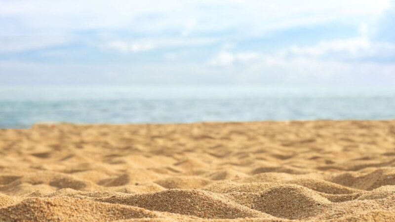 Di che colore è la sabbia del mare?