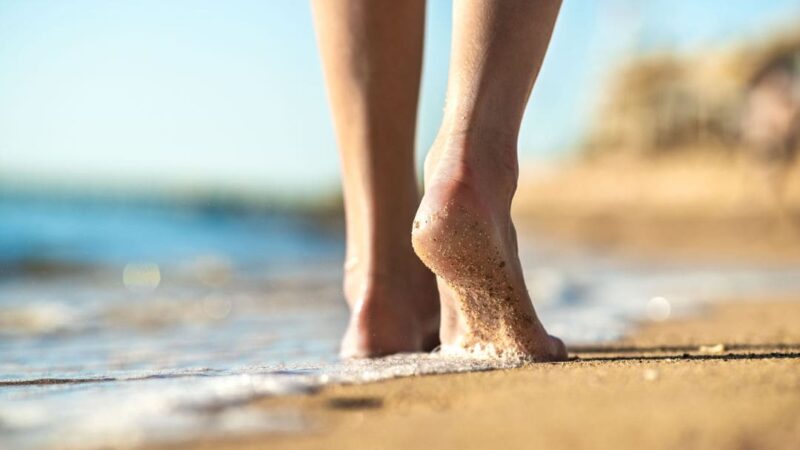 Perché si gonfiano i piedi al mare?