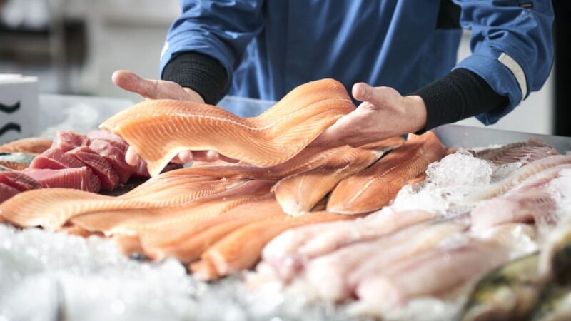 Cosa significa sognare di comprare pesce fresco dal pescivendolo?