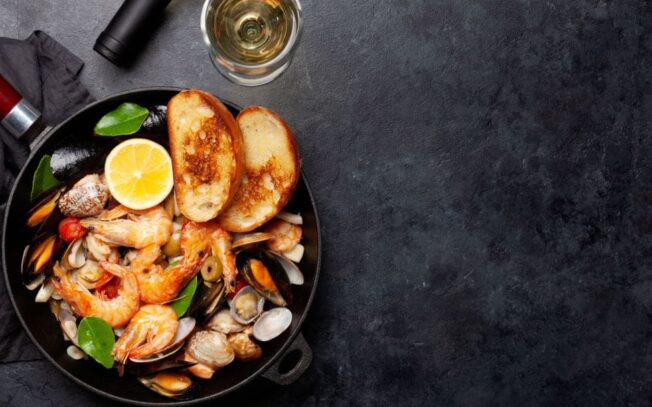 Cozze e gamberi in padella