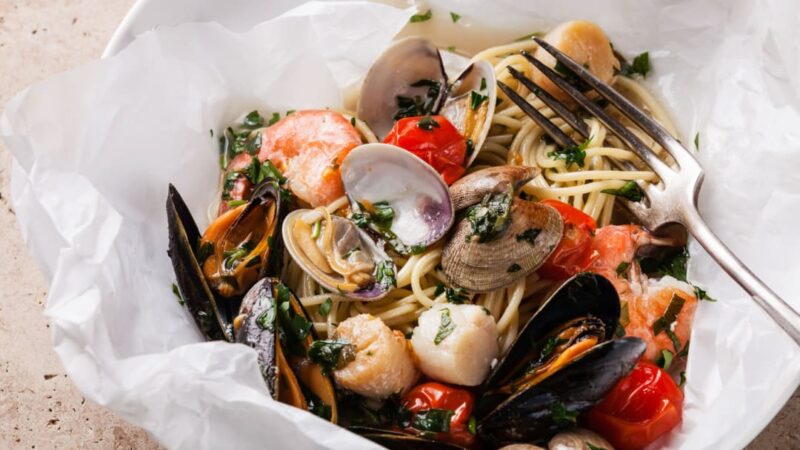 Spaghetti al cartoccio con frutti di mare