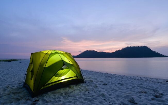È vietato dormire in spiaggia?